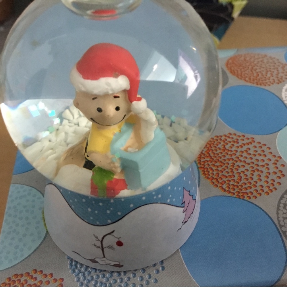 Charlie Brown Peanuts Christmas Snow Globe. w/ New Snoopy Stocking. 2 items